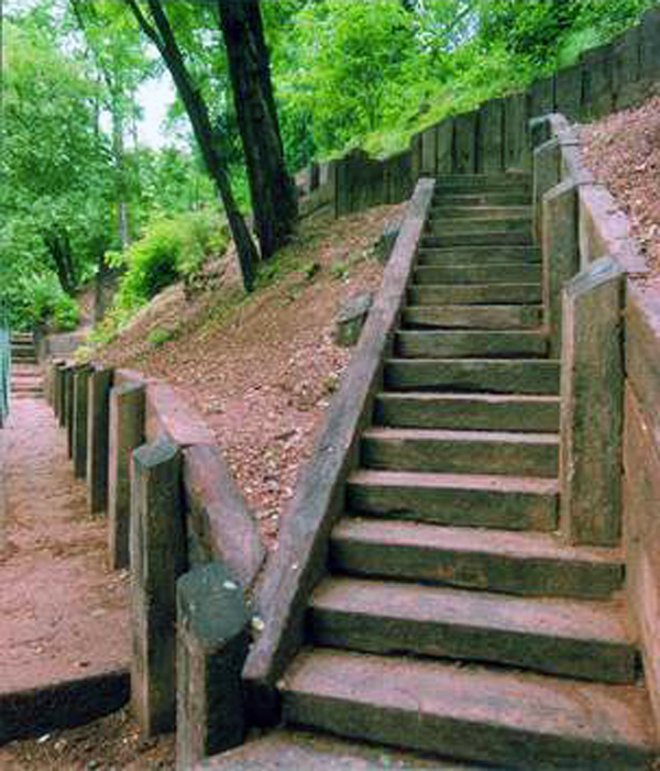 Travesrine utilizzate per contenimento terreni e gradinate