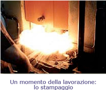 Un momento della lavorazione: lo stampaggio